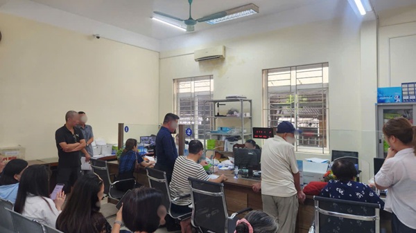 Nhiều bất cập tại điểm phục vụ hành chính công phường Nghĩa Đô. Ảnh: Trang Khanh 