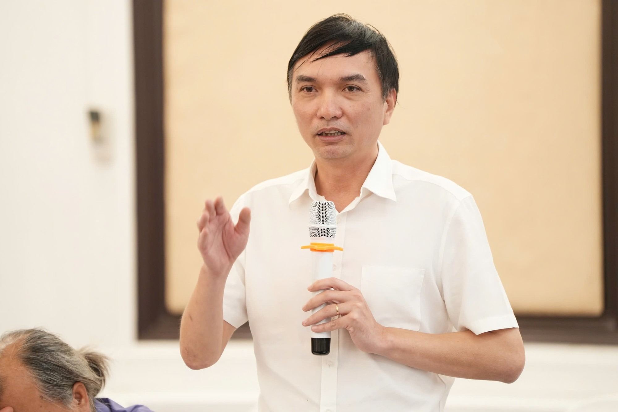 Ong Trung giai dap ban khoan ve viec so hoa du lieu dat dai khi van con nhieu thua dat chua co so do. Anh: Nguyen Anh