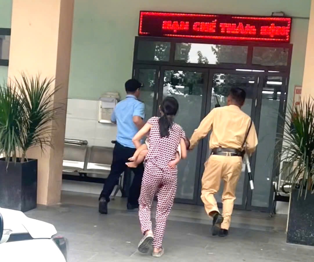 10ヶ月の男の子が熱湯中毒になり、すぐにドンナイ小児病院に救急搬送されました。写真:ドンナイ省交通警察署