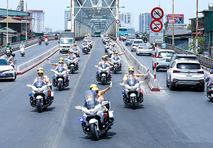 Drivers need to clearly understand the route to travel during parades. Photo: V. Tuan