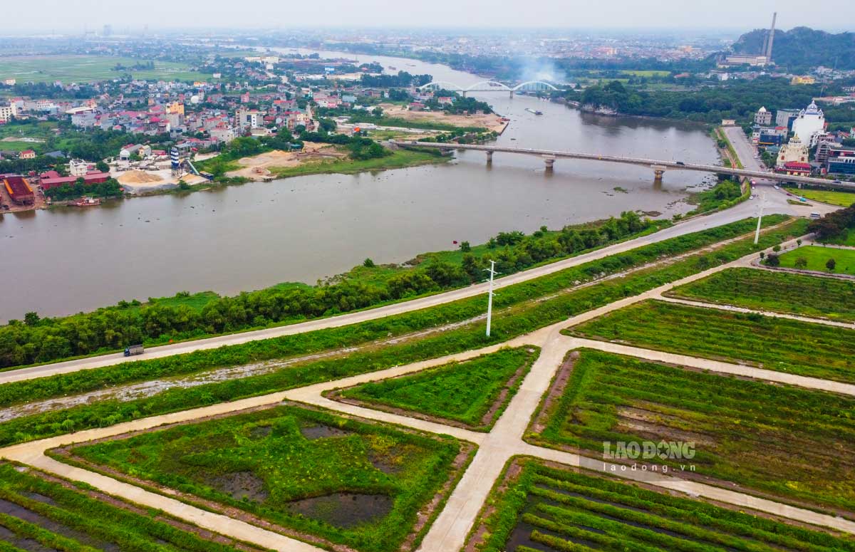 Area del puente Non Nuoc y el puente ferroviario (antiguo puente Non Nuoc) que cruza el rio Day en la provincia de Ninh Binh. Foto: Luong Ha