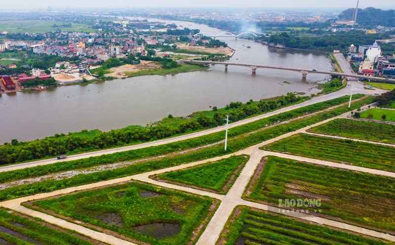 Non Nuoc Bridge area and railway bridge (old Non Nuoc Bridge) across Day River, Ninh Binh Province. Photo: Luong Ha