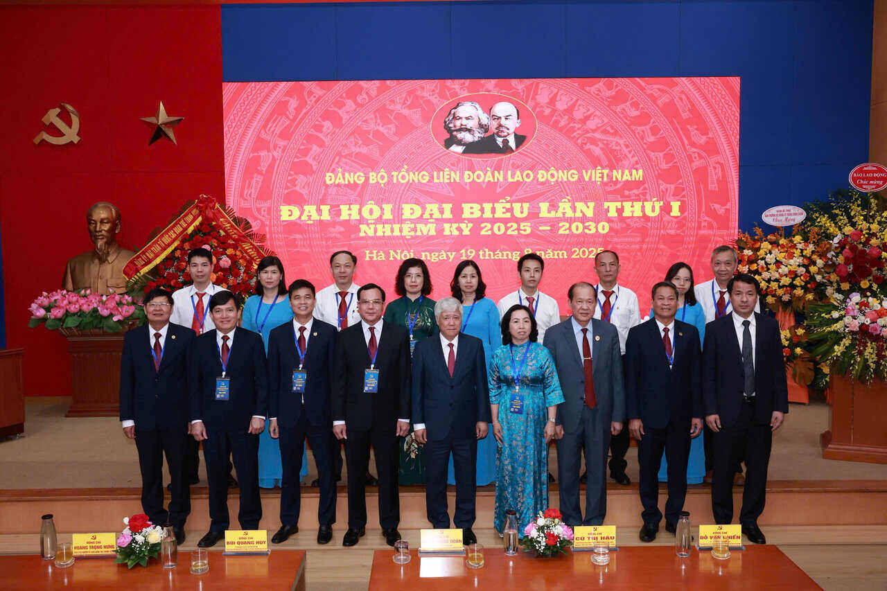베트남 노동조합 인쇄 주식회사 지부 대표단(뒷줄)이 2025-2030 임기 제1차 베트남 노동총연맹 당 대회에서 베트남 노동총연맹 산하 베트남 조국전선 지도자들과 기념 사진을 찍고 있습니다. 사진: 하이 응우옌