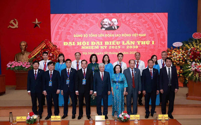 The delegation of the Party Cell of Vietnam Trade Union Printing Company (back) took a souvenir photo with the leaders of the Vietnam Fatherland Front and the Vietnam General Confederation of Labor at the 1st Congress of the Party Committee of the Vietnam General Confederation of Labor, term 2025 - 2030. Photo: Hai Nguyen