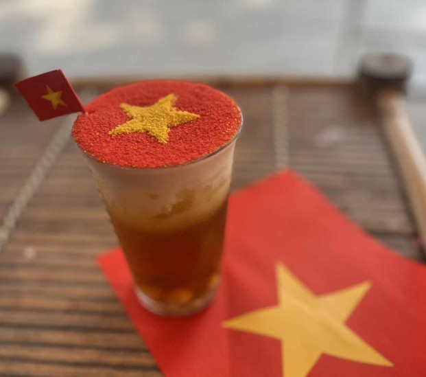 Lotus mist tea decorated with a unique red flag with yellow star celebrating National Day 2.9. Photo: Mai Chau