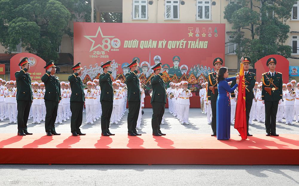 The Army Ceremonial Group received the Second Class Fatherland Protection Medal. Photo: Thuy Linh