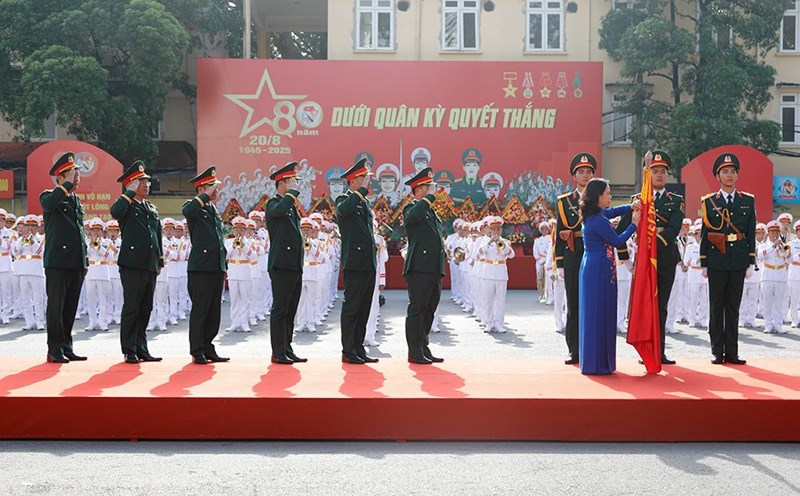 The Army Ceremonial Group received the Second Class Fatherland Protection Medal. Photo: Thuy Linh