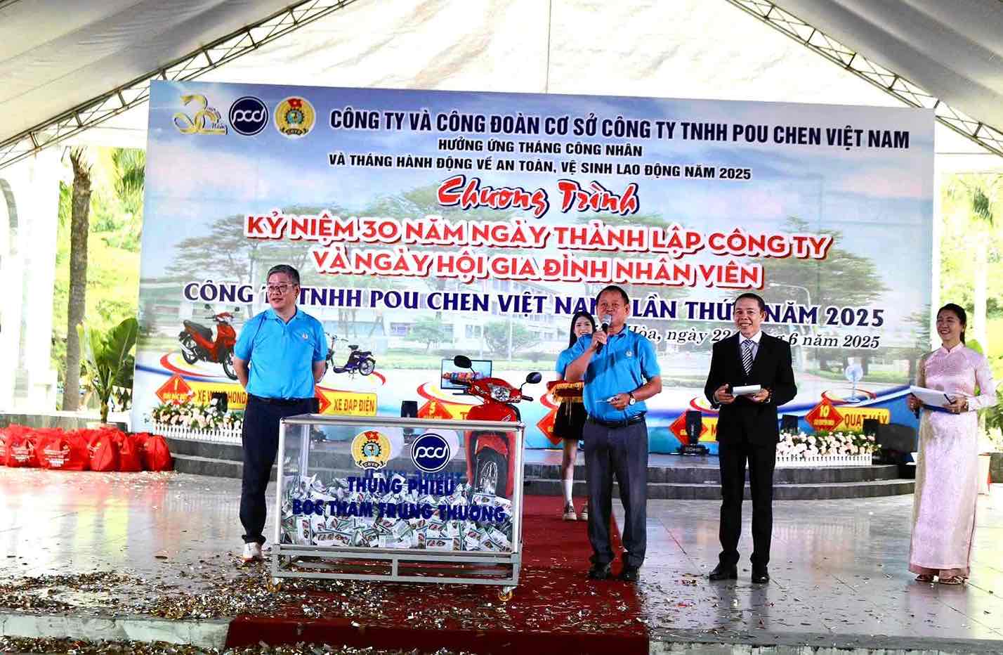 동나이에 있는 Pou Chen Vietnam Co. Ltd.는 노동자를 돌보는 많은 활동을 하고 있지만 선물과 보너스를 제공합니다... 사진: 회사 노동조합