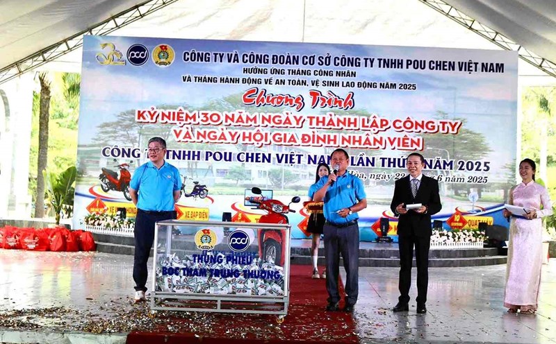 Pou Chen Vietnam Co., Ltd. in Dong Nai has many activities to care for workers but gives gifts, bonuses... Photo: Company's Trade Union