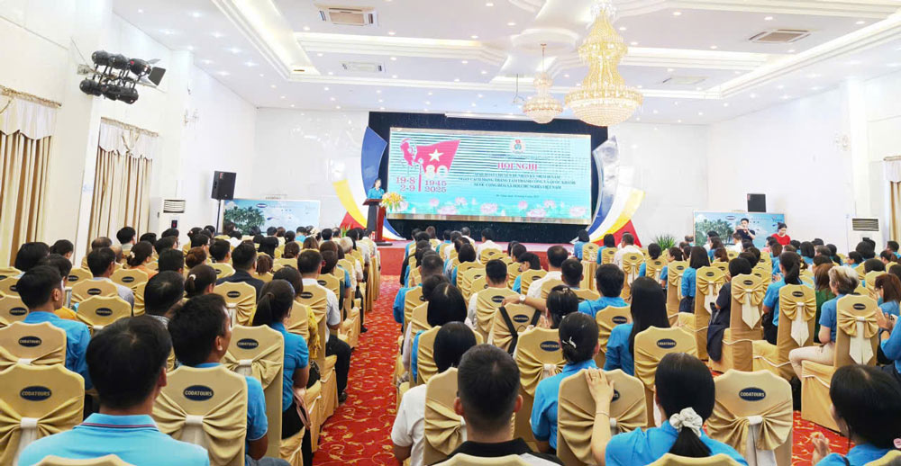 다낭 노동조합 8월 혁명 80주년 기념 특별 활동. 사진: tuong minh