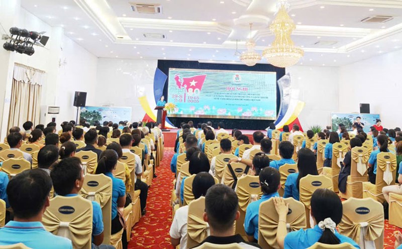 Da Nang Trade Union held a thematic activity to celebrate the 80th anniversary of the August Revolution. Photo: Tuong Minh