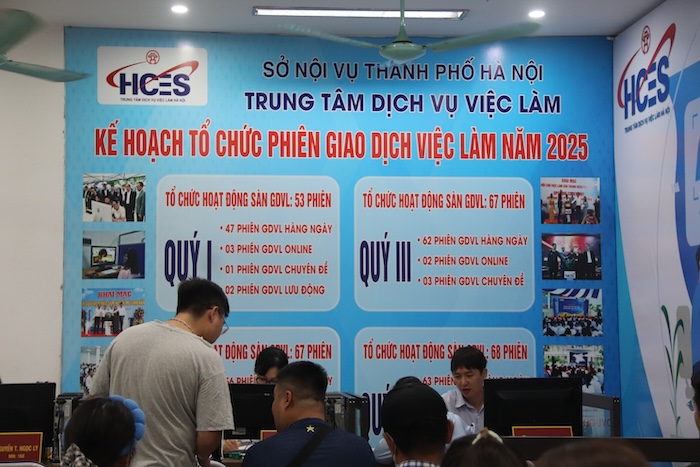 기업 연말 채용 속도 높이고 나이 장벽 완화. 사진: 응우옌 린