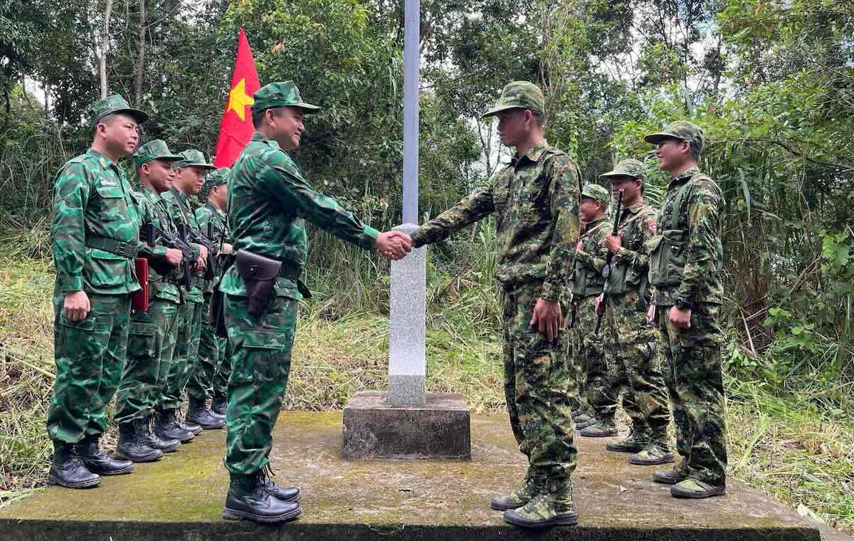 The La Lay International Border Guard Station in coordination with the 514th Border Guard Company, the Military Command of Sa-la-Van Province (Laos) organized a bilateral patrol of the border section from National Border markers 642 to 643. Photo: Border Guard