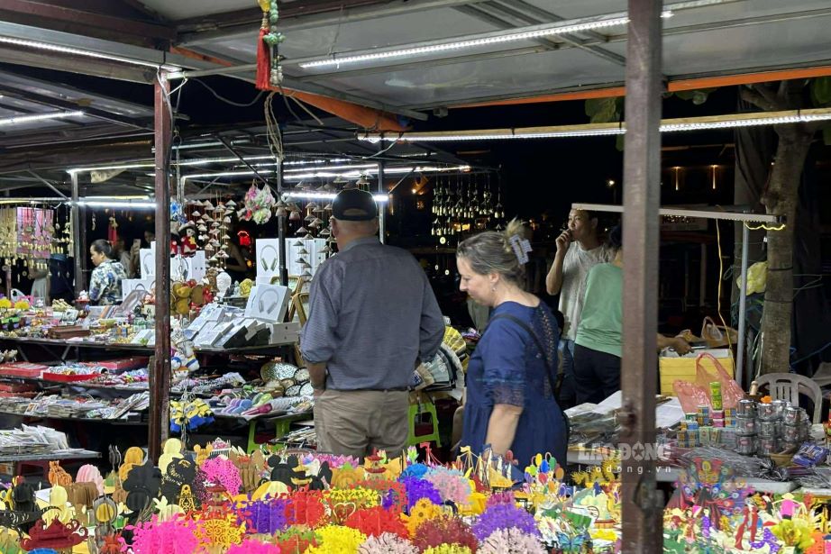 Cho dem Hoi An bay ban nhieu mat hang thu cong sac so. Anh: Nguyen Dat