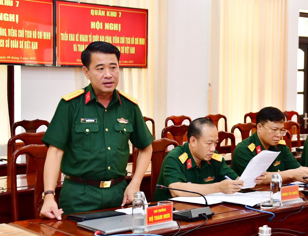 Colonel Nguyen Tan Linh (standing) was appointed to the position of Deputy Commander of Military Region 7. Photo: VGP