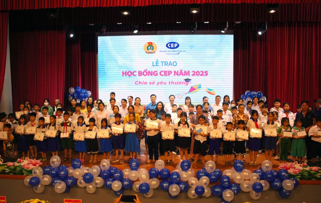 Tai buoi le da trao 51 hoc bong va 76 phan qua hoc tap cho 127 hoc sinh la con doan vien, cong nhan, lao dong- khach hang cua CEP, co thanh tich vuot kho hoc gioi. Anh: Lam Dien