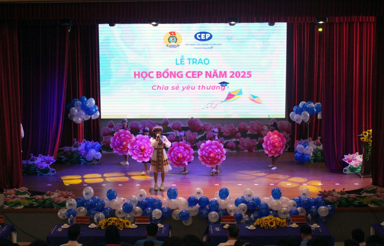 Sinh hoat van nghe truoc gio khai mac buoi le tang hoc bong, qua hoc tap do To chuc Tai chinh vi mo CEP- chi nhanh Long Xuyen to chuc. Anh: Lam Dien