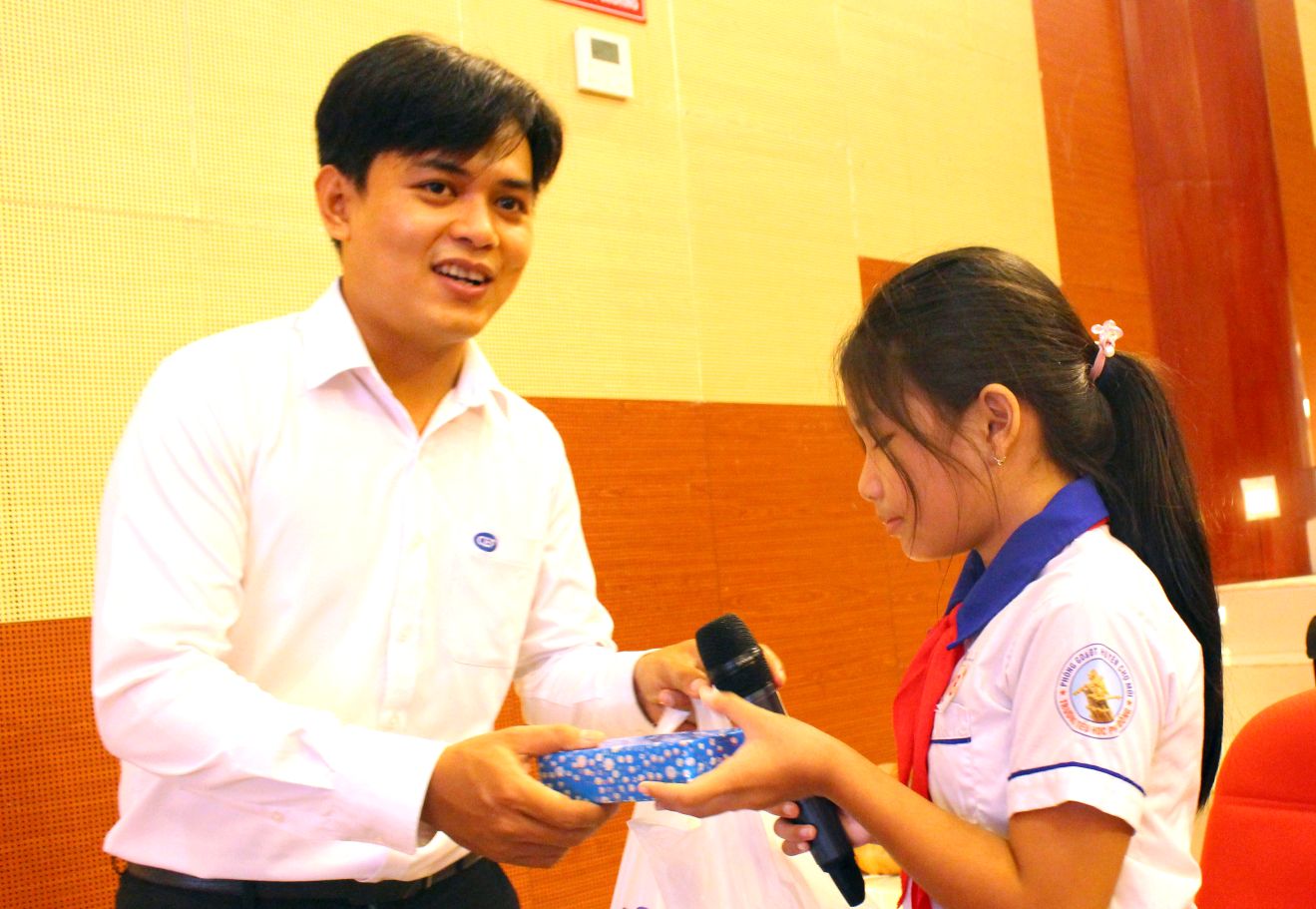 Truoc khi dien ra buoi le chinh thuc, Ban to chuc cho cac em tham gia tro choi tra loi dung nhan thuong lien quan den noi dung hoc tap. Anh: Lam Dien