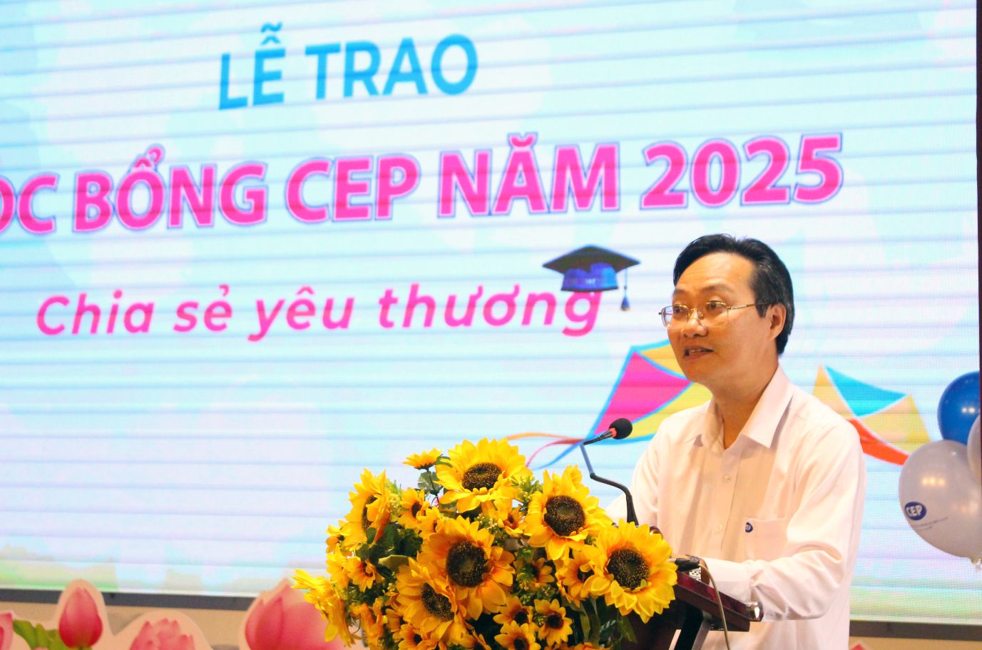 Ong Hoang Van Thanh - Chu tich Hoi dong thanh vien To chuc Tai chinh vi mo CEP phat bieu tai buoi le. Anh: Lam Dien