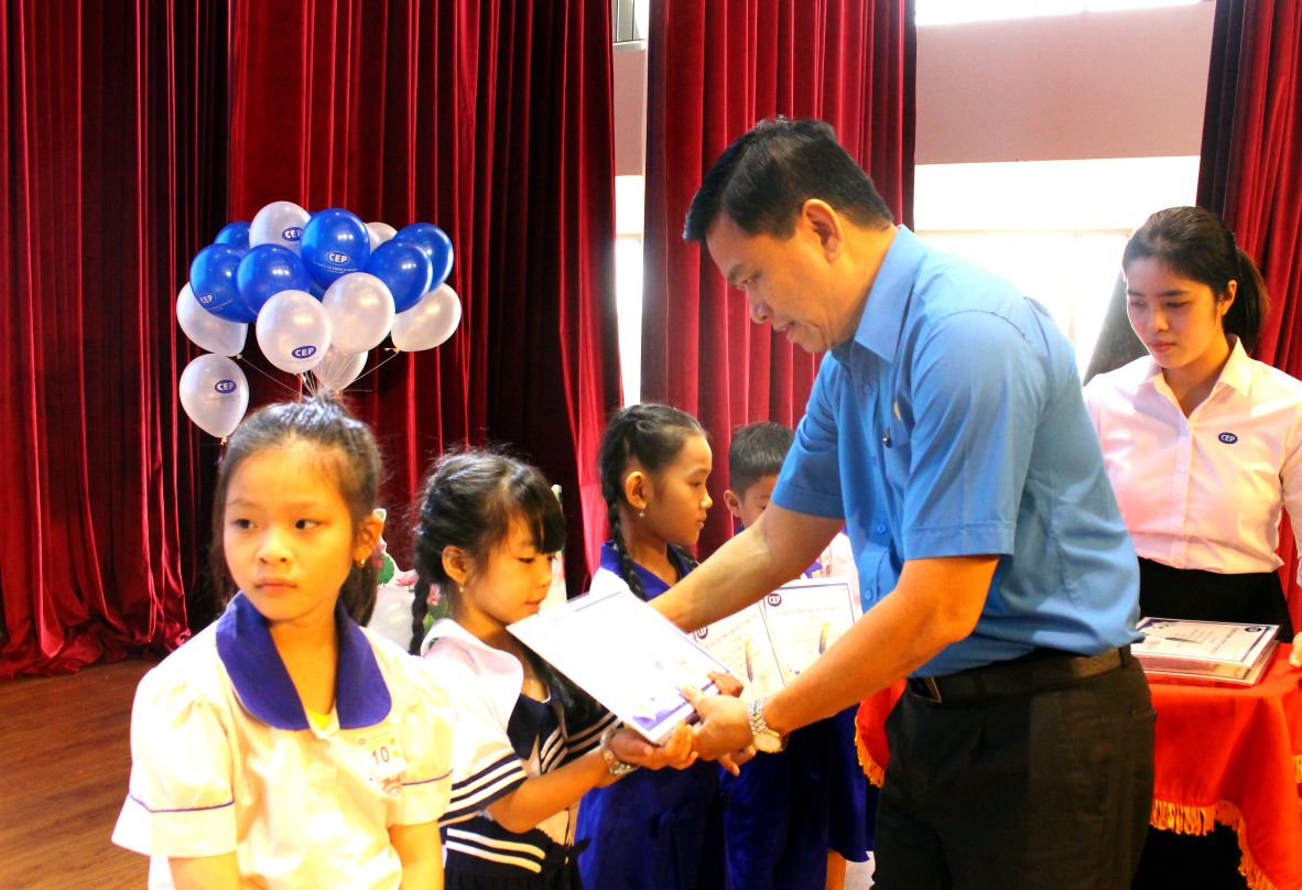 Ong Do Tran Thinh - Chu tich LDLD tinh An Giang trao hoc bong. Anh: Lam Dien