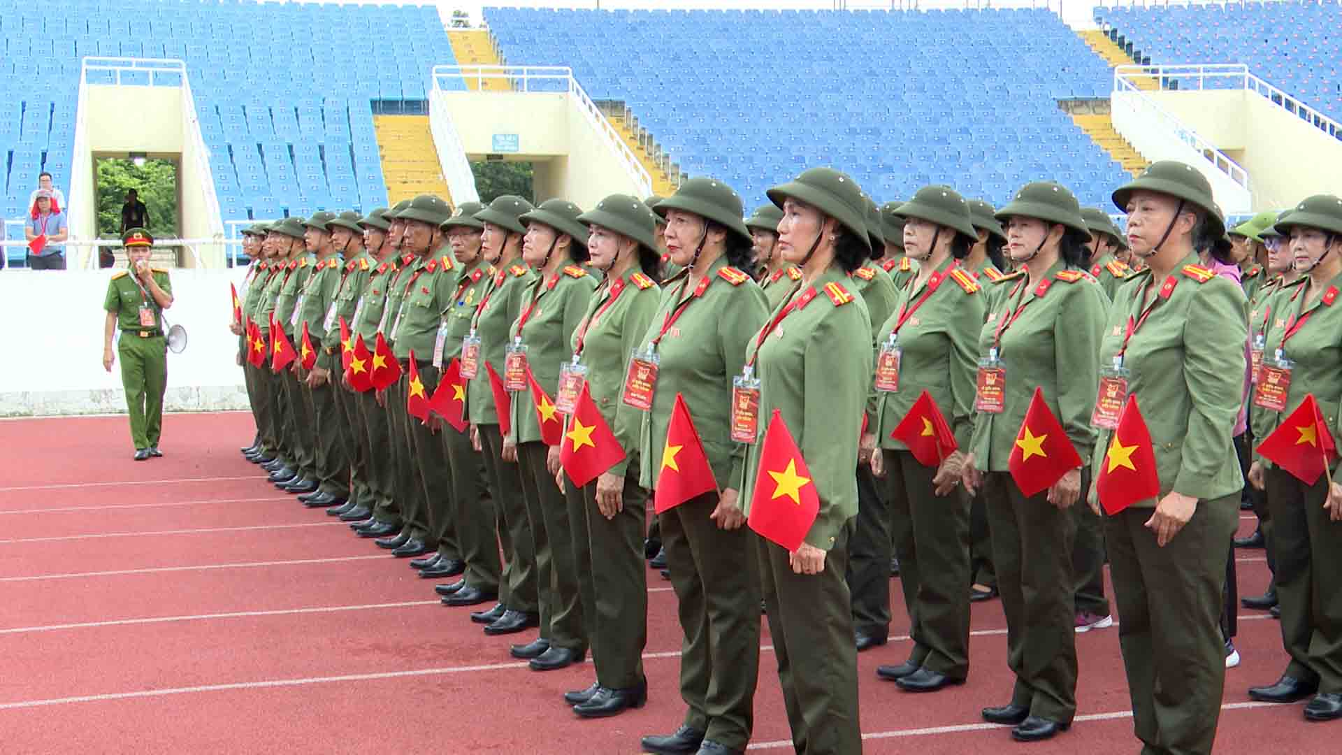 Surmontant le soleil et battant la pluie les soldats anciens de la CAND s'entraînent toujours avec acharnement au defile militaire A80