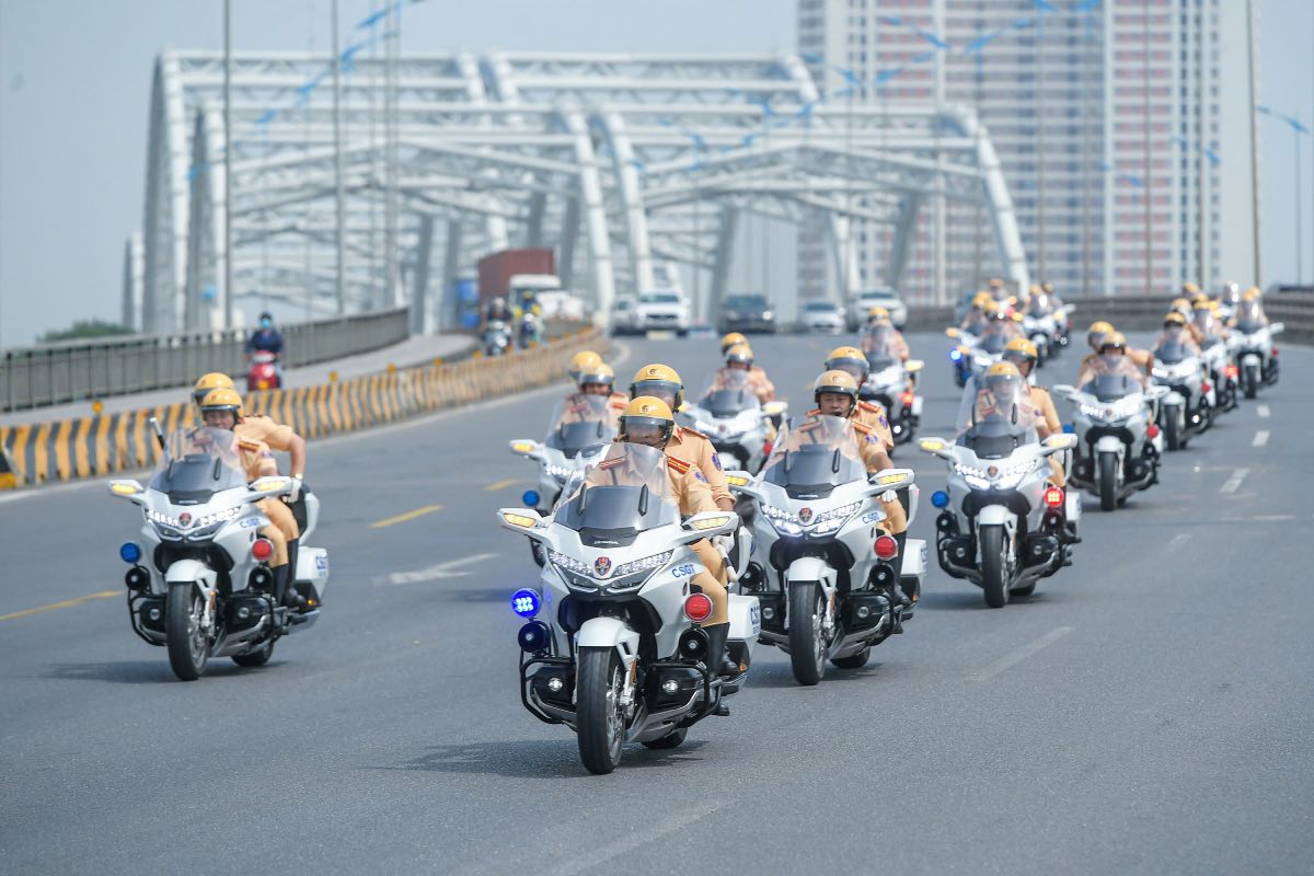 交通警察署は、8月21日に一時的な交通の流れを発表しました

交通警察署（交通警察、公安省）は、8月21日に一時的な交通の流れを発表しました。写真：Vu Tuan