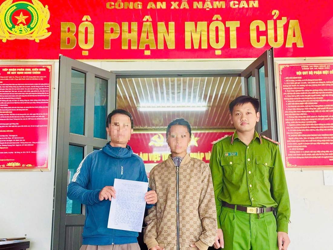 Công an xã Nậm Cắn giải cứu thành công và bàn giao cháu H. về với gia đình. Ảnh: Ngọc Anh