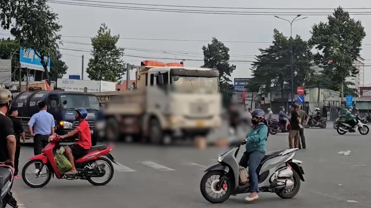The scene of a motorbike and truck accident that killed a woman in Ho Chi Minh City. Photo: Dinh Trong