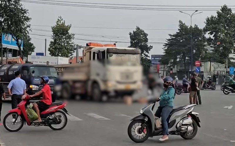 The scene of a motorbike and truck accident that killed a woman in Ho Chi Minh City. Photo: Dinh Trong