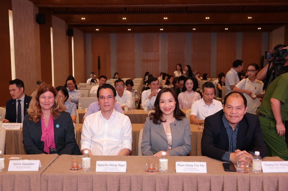 Cac thanh vien ban giam khao Giai thuong Hanh dong vi cong dong. Anh: BTC