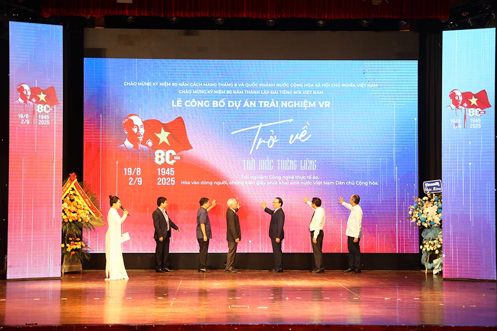 Ban to chuc va cac dai bieu chinh thuc ra mat du an “Tro ve thoi khac thieng lieng”. Anh: Thanh Vinh