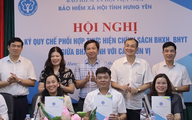 흥옌 사회 보험은 사회 보장 정책 시행 협력을 강화합니다. 사진: 흥옌 노동 조합