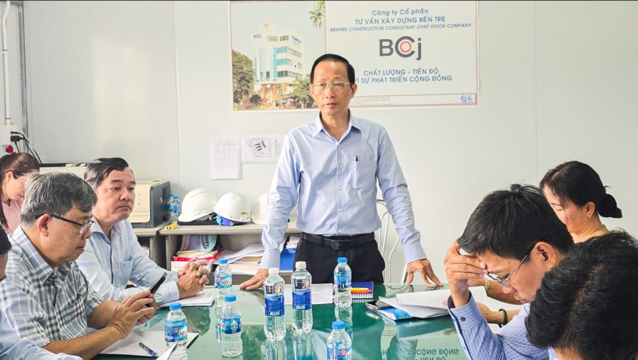 Pho Chu tich UBND tinh Vinh Long Nguyen Truc Son kiem tra tien do xay dung du an Benh vien Da khoa tinh. Anh: Cong TTDT Vinh Long