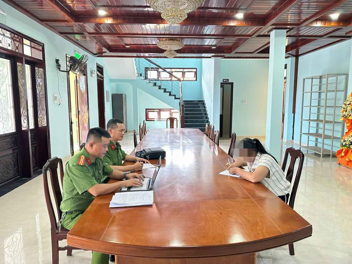 The police work with the person who spread the fake news about being robbed. Photo: Tran Hong.