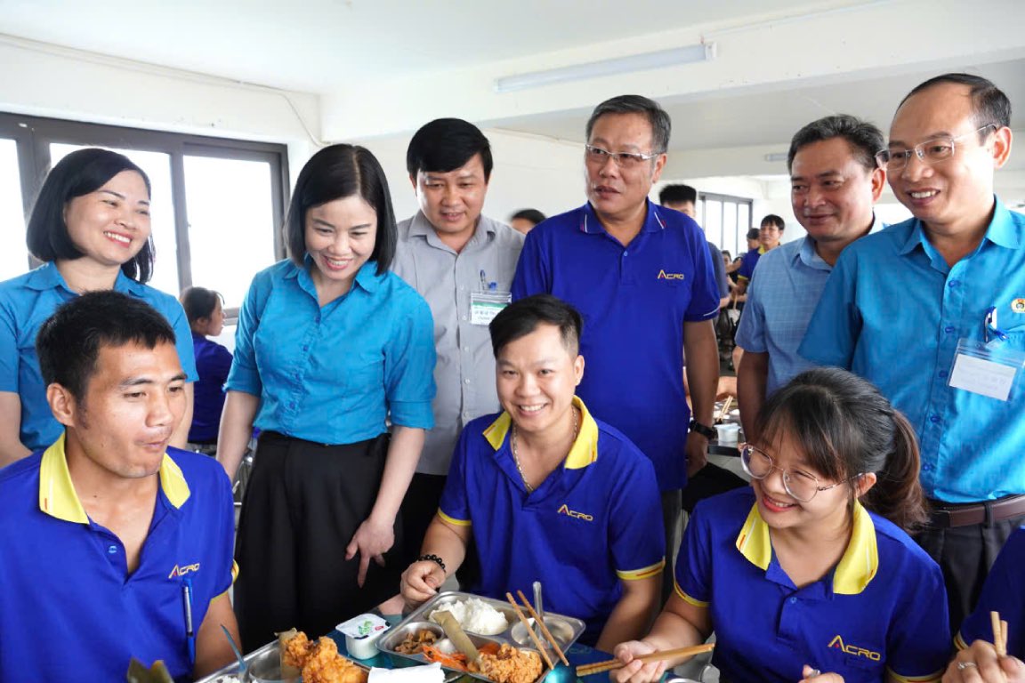 1955 노동조합 점심 식사” 프로그램에 참석한 박닌성 노동연맹 지도부 사진: 옌중 동 노동조합