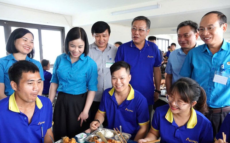 Leaders of the Bac Ninh Provincial Labor Federation attended the "Union Meal" program. Photo: Yen Dung Ward Trade Union