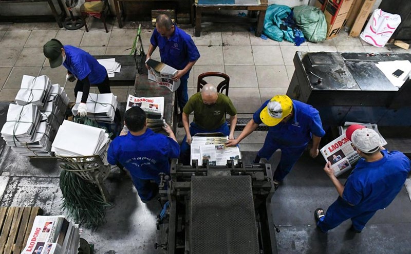 Lao Dong Newspaper is printed at Vietnam General Confederation of printing Joint Stock Company (Nam Thang Long Industrial Park, Hanoi). Photo: Hai Nguyen