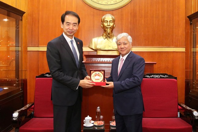 Ong Do Van Chien - Uy vien Bo Chinh tri, Bi thu Trung uong Dang, Chu tich Uy ban Trung uong MTTQ Viet Nam tang qua luu niem ong Ha Vi - Dai su Trung Quoc tai Viet Nam. Anh: Minh Hien