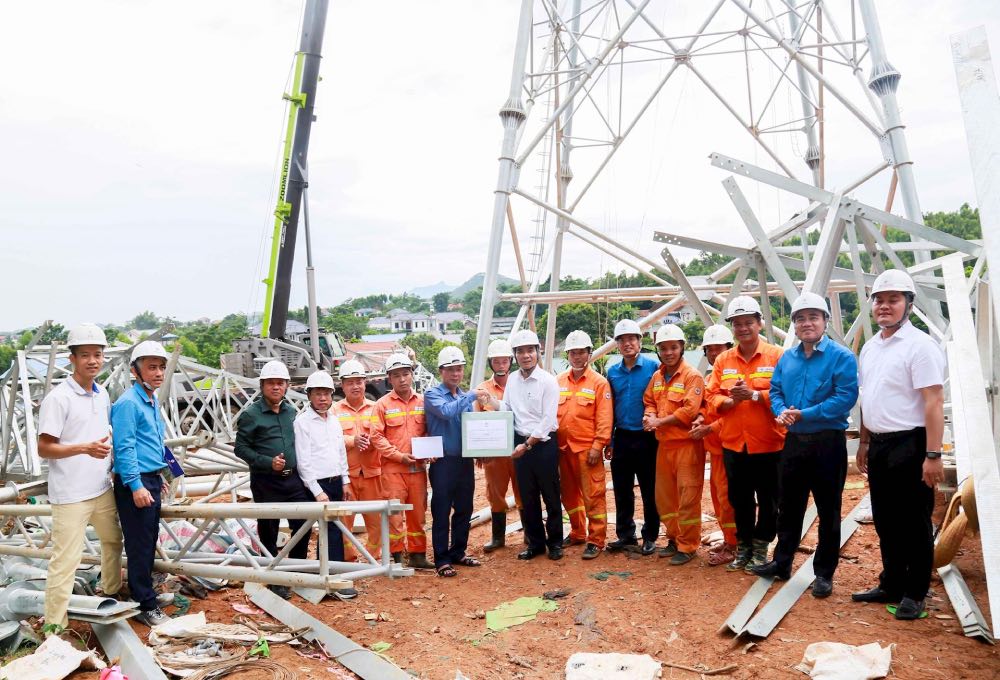 응우옌흐우뚜언 EVN 당위원회 상임 부서기장과 실무단이 전력 전송 회사 1 소속 호아빈 TTD 팀이 건설 중인 380번 기둥 위치에서 시공 중인 노동자들을 방문하고 있습니다. 사진: 닥끄엉