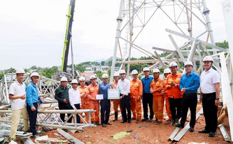 Mr. Nguyen Huu Tuan - Standing Deputy Secretary of EVN Party Committee and the working delegation visited the construction workers at the location of pole No. 380 that is being constructed by Hoa Binh Investment Team under Power Transmission Company 1. Photo: Dac Cuong
