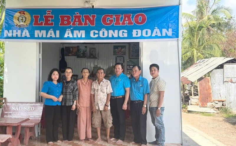 Union representatives presented the Union Shelter to union members in difficult circumstances. Photo: Vinh Long Provincial Federation of Labor