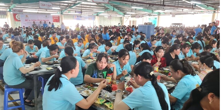 Cong nhan khen “Bua com Cong doan” chat luong, an ngon. Anh: Nhat Ho