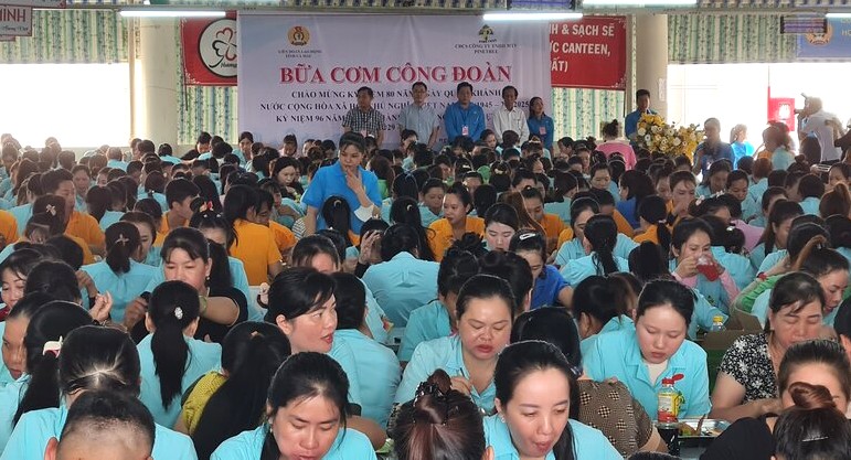 “Bua com Cong doan” duoc to chuc cho cong nhan. Anh: Nhat Ho