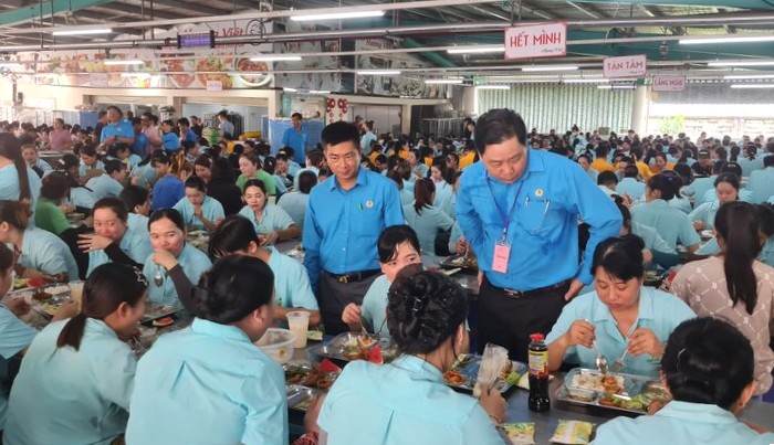 까마우성 노동총연맹 지도자들도 55% 노동조합 점심 식사에 참석했습니다. 사진: 낫 호