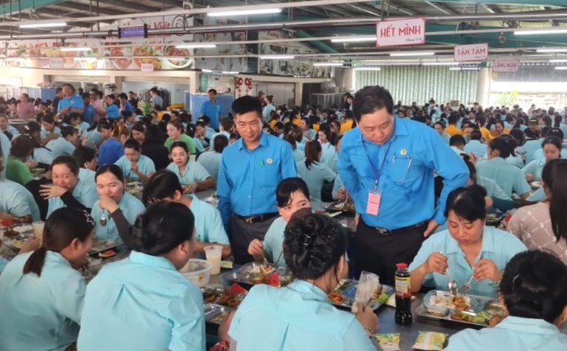 Leaders of the Ca Mau Provincial Federation of Labor attended the "Union Meal". Photo: Nhat Ho