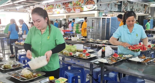 Chuan bi “Bua com Cong doan” cho cong nhan tai doanh nghiep o Ca Mau. Anh: Nhat Ho