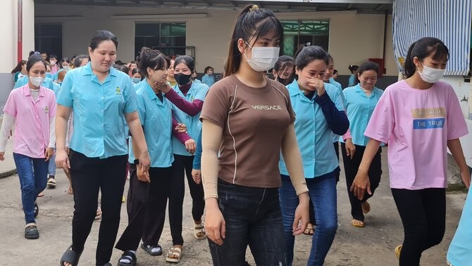 Cong nhan vua tan ca xong chuan bi vao nha am. Anh: Nhat Ho