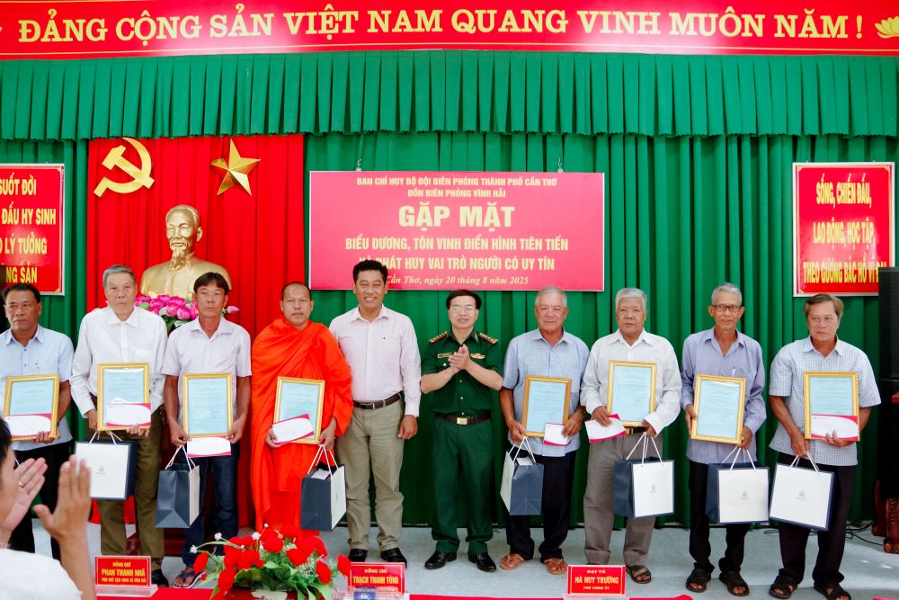 Lanh dao Ban chi huy BDBP TP Can Tho va Dang uy xa Vinh Hai tang qua cho cac dai bieu nguoi co uy tin tai buoi gap mat . Anh: Van Long