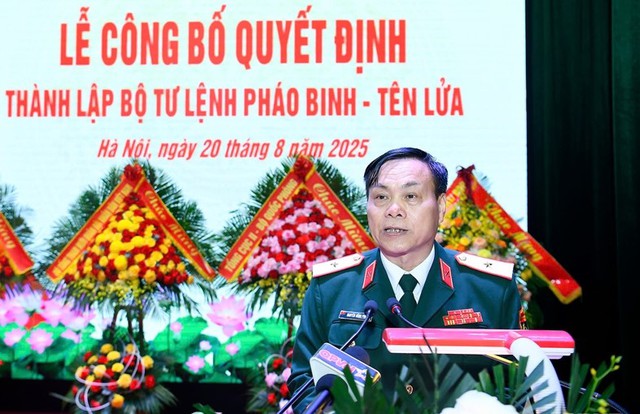 Major General Nguyen Hong Phong, Commander of the Artillery - Rocket Command, spoke at the ceremony. Photo: VGP