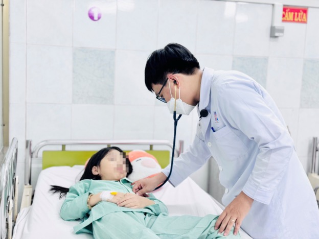 Patients who ate candy of unknown origin were given emergency care and successfully treated by doctors. Photo: Provided by the hospital